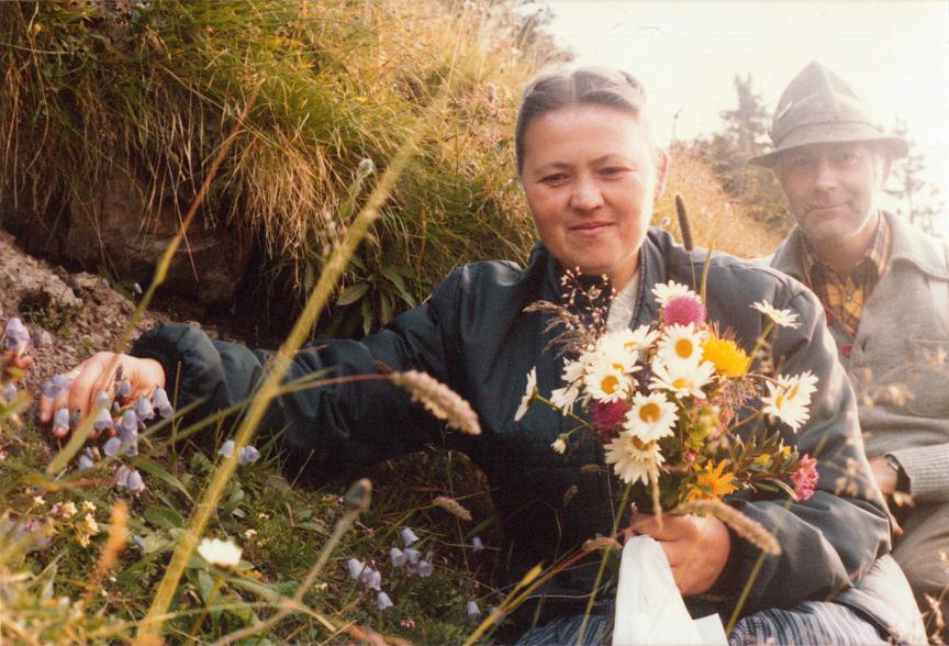 Schwester Bertholda mit Wiesenblumenstrauß und (unbekannt)