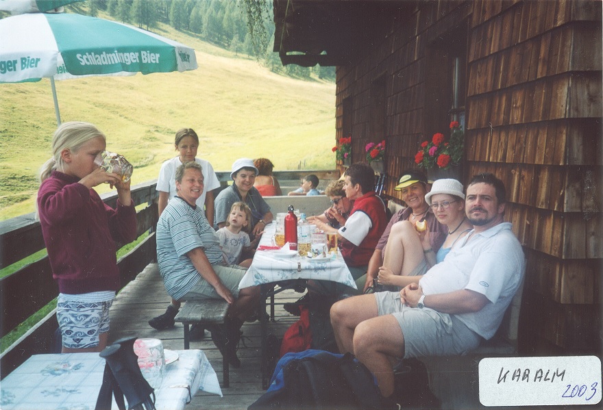 Gruppe rastet auf der Karalm, Wanderwoche in Sankt Martin im August 2003