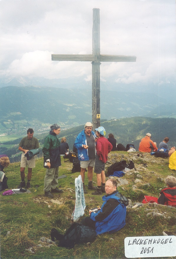 Gruppe am Lackenkogel-Gipfelkreuz (2051 Meter), Wandern in Sankt Martin, August 2003
