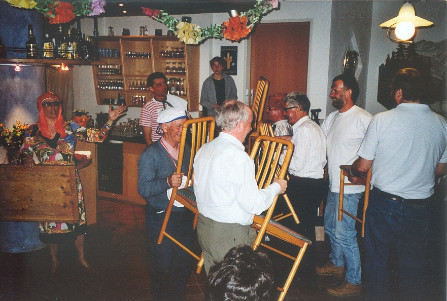 Hier erklärt sie den bildlich dargestellten "geregelten Stuhlgang", Langlaufen Sankt Martin, Februar 2003