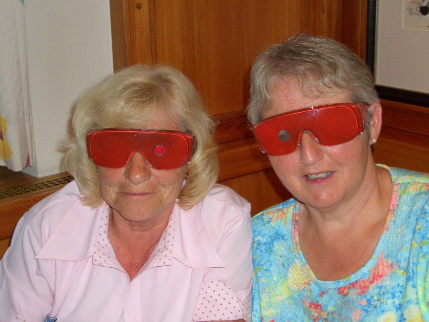 Rosi und Anni mit Sehbehinderungsbrillen