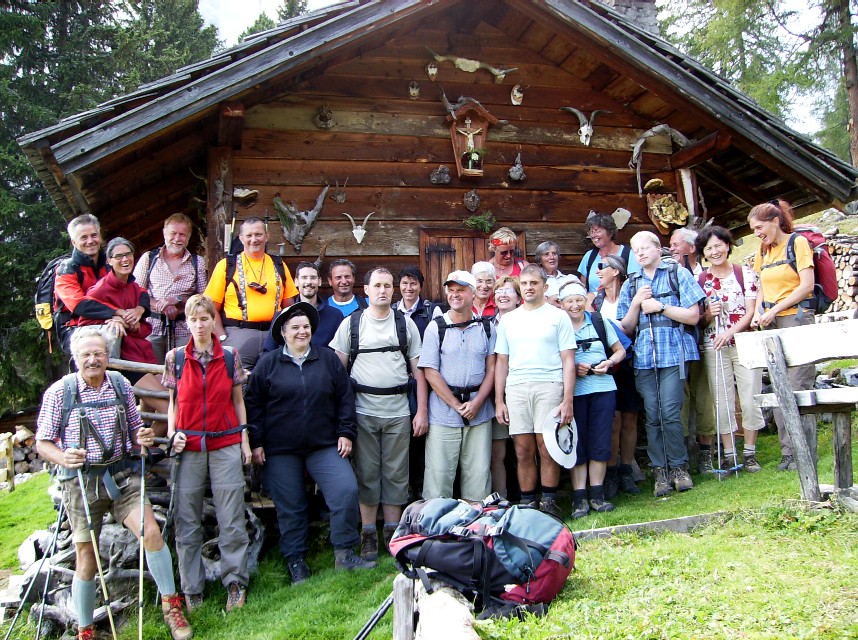 Foto: gesamte Gruppe vor der Flodigen Alm-Hütte
