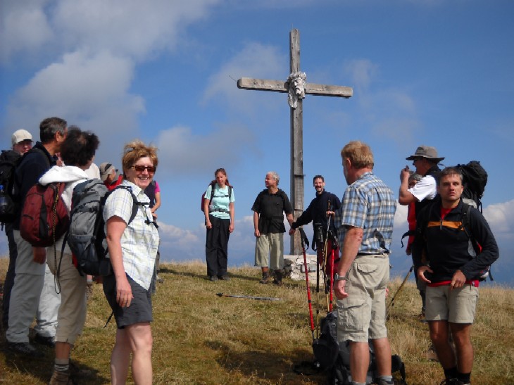 Foto: Gruppe steht im Kreis vor Gipfelkreuz des Roßkopfs