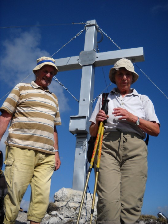 Foto: Toni und Marianne vor dem Gipfelkreuz des Kasamutz