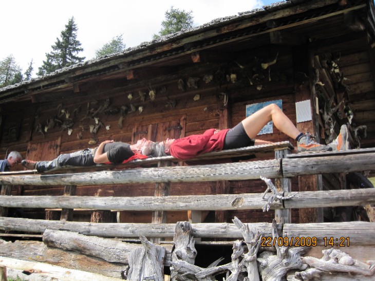 Foto: Franz und Ursula liegen Kopf an Kopf auf dem Geländer der Flodigen Alm-Hütte