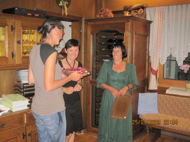 Foto: Unsere Bedienerinnen Angelika und Annemarie erhalten von Ursula ein Dankeschön