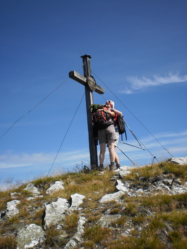 Berg Heil-Umarmung beim Gipfelkreuz am Mittwoch, 15.08.2012 11:50