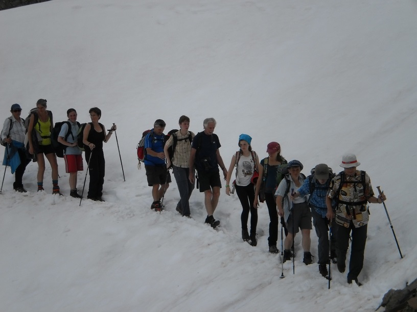 Tour der Imst-Gruppe über ein Schneefeld zur Kaunergrathütte im Pitztal, kurz vor Erreichen der Hütte