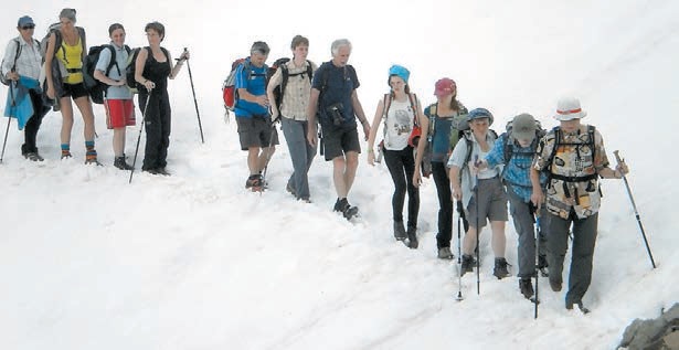 Tour der Imst-Gruppe über ein Schneefeld zur Kaunergrathütte im Pitztal, kurz vor Erreichen der Hütte; Foto: Raggl