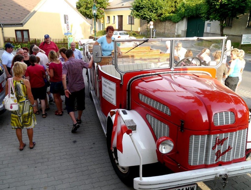 Heurigenfahrt nach Hagenbrunn mit altem offenen Feuerwehrbus