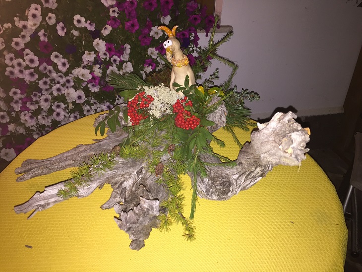 Unser Abschiedsgeschenk an Christina: mit Zweigen und Vogelbeeren geschmückte Wurzel, auf der ein lustiges Keramik-Huhn sitzt