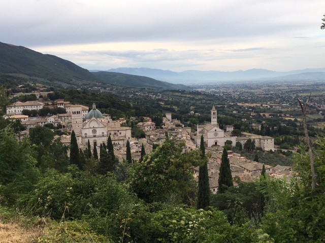 Blick von der Rocca Majore auf die Oberstadt von Assisi, mit der Dom-Kuppel von San Ruffino links im Bild und rechts Santa Chiara (nach dem Morgenlob am Dienstag auf der Rocca Majore; Aufbruch 07:00 Uhr)