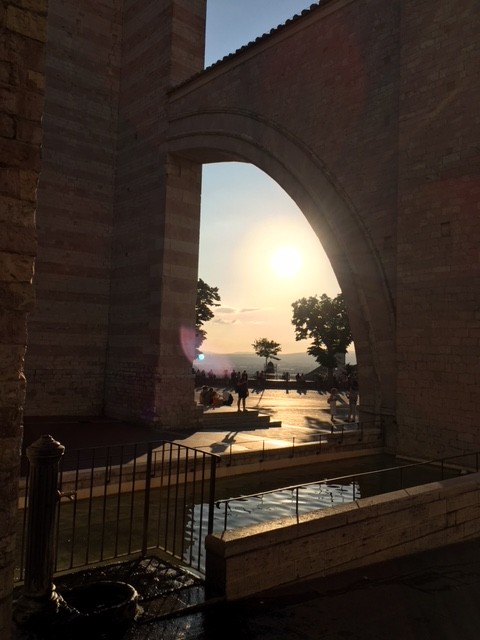 Bogen mit Sonne dahinter = Stützpfeiler von Santa Chiara mit Wasserbecken.