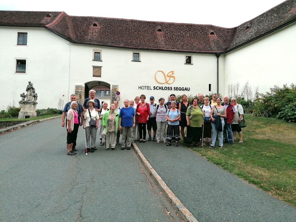 Vor der Besichtigung von Schloss Seggauberg stellte sich die Gruppe dem Fotografen.