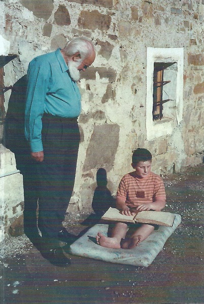 Pater Wilfried Lutz mit blindem Kind