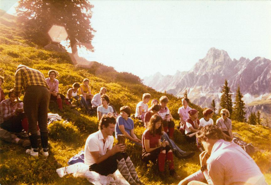 Auf der Placis Alm feierten wir die heilige Messe. Rechts ist die mächtige Zimba