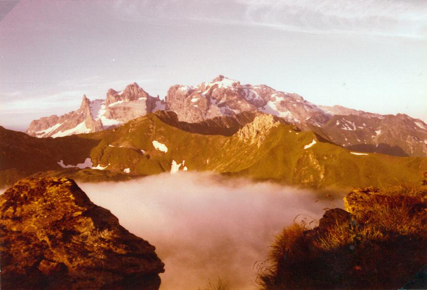 Hier zeigt uns die aufgehende Sonne wieder die schöne Natur. Die drei Türme, das Schneefeld, der Nebel über dem Golmersee. Großer Gott wir loben Dich und danken Dir für diese schöne Natur, die Du uns geschenkt hast.