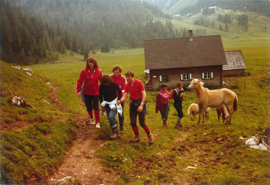 Im Hintergrund sieht man die Bergstation. Da hier beim Senner Sepp haben wir das erste Mal 1971 gewohnt