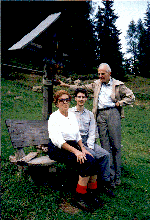 Antonia, Thomas und Max vor einem Wegkreuz