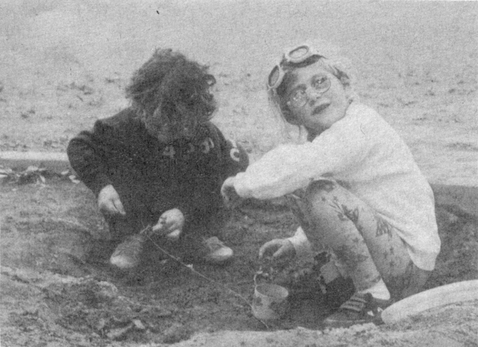 s/w-Foto: Zwei Kinder spielen zusammen