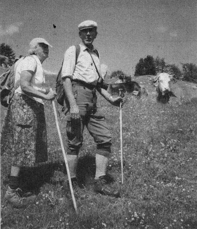 s/w-Foto: Zwei Innichen-Teilnehmer (Erna Waldbrunner und Robert Hampel) vor einer Kuhherde auf der Almwiese