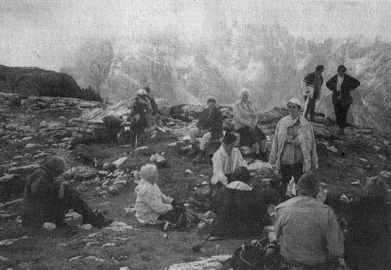 s/w-Foto: St. Martin-Gruppe macht zusammen Pause auf dem Plateau des Piano