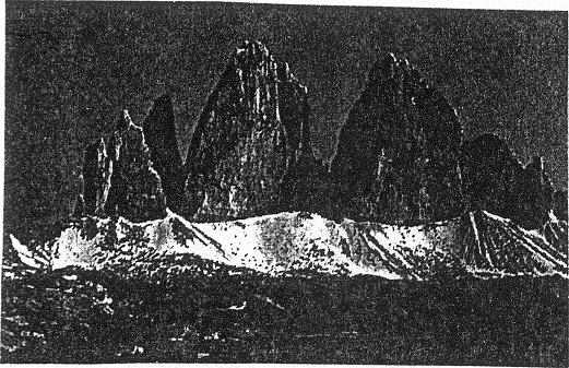 Schwarz/weiss-Foto: Blick auf die "Drei Zinnen" von der Drei-Zinnen-Hütte aus gesehen