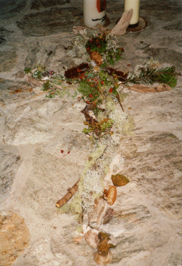 Das von allen gesammelte und zusammengestellte "Naturkreuz" in der Kapelle am Kofl.