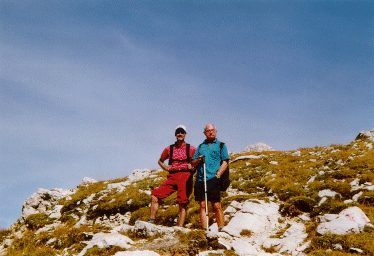 Josef und Thomas lauschen dem Pfeifen von Bergdolen und Wind.