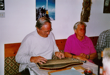 Toni zupft zu unserer Freude auf dem Heimatabend auf der Zither.