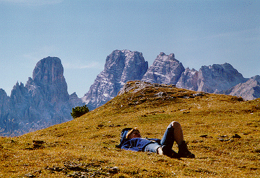 Noch eine Pause: Petra hat wieder den angenehmsten Platz auf den Strudelköpfen (2307 m) gefunden. Blick zur Hohen Gaisl