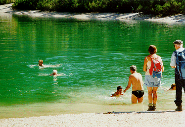 Welche Erfrischung! Neun von uns springen nach der Seeumrundung und dem Abstecher ins Grünwaldtal in den Pragser Wildsee.