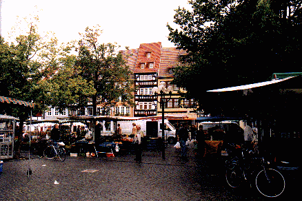 Thüringer Rostbratwurst-Essen auf dem Erfurter Domplatz