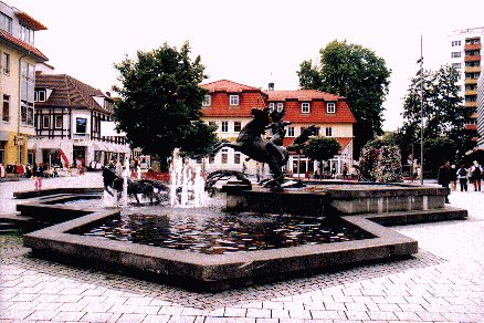 Diana-Brunnen in Suhl (Jagdgöttin reitet mit Hunden hinter Wildschweinen her)