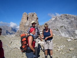 Margit, dahinter Franz und Renate auf dem Sextenstein mit Blick zum Toblinger Knoten und zur Schusterplatte