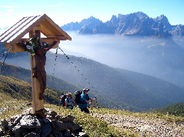 Waltraud führt Anni hinauf zum Helmhaus-Gipfelkreuz (vorn links), im Hintergrund ist der ? mit dem darunterliegenden Innergsell