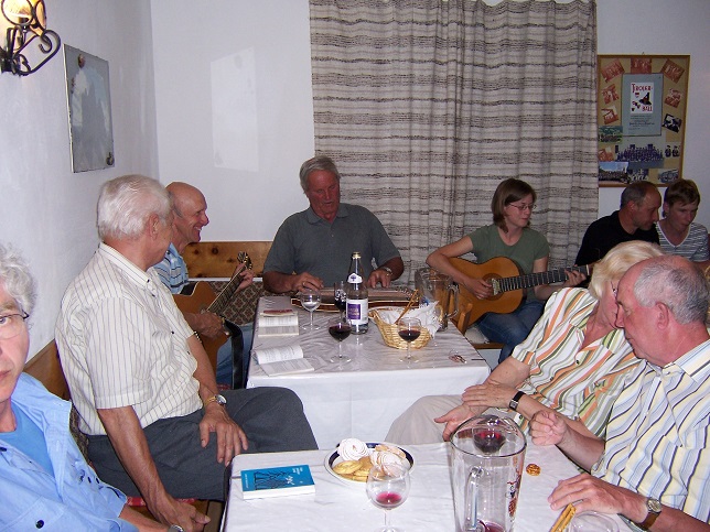 Abschlussabend mit Gitarrenmusik und Liedern