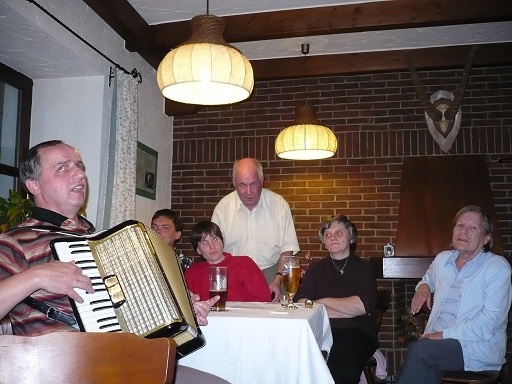 Lustige Abende mit Huberts Akordeonmusik, Singen und Späßen