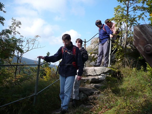 Thomas mit Waltraud und Margit mit Horst steigen vom Rudolfstein