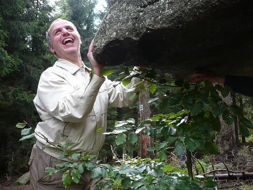 Riesige Wackelsteine - Hubert wackelt einen Stein