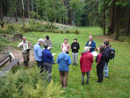 Abschlussgottesdienst der Gruppe auf dem Ehrenfriedhof von Bischofsgrün