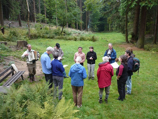 Abschlussgottesdienst der Gruppe auf dem Ehrenfriedhof von Bischofsgrün