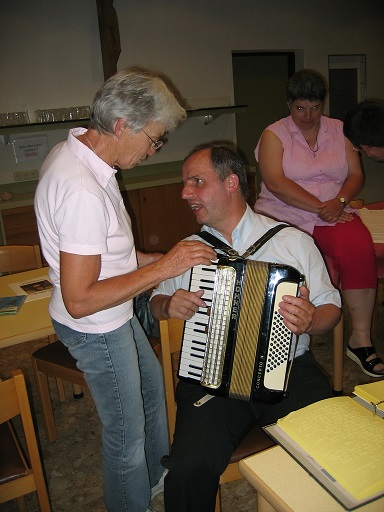 Hubert spielt am Abschlussabend auf seinem Akordeon