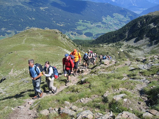 Aufstieg zum Kreuzjöchl (Gruppe auf Pfad)