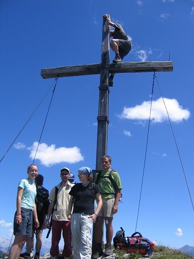 Sieht man vom Kreuz mehr? (Michael/Pius?) schaut oben nach!