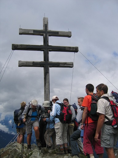 Gruppe drängt sich auf engem Gipfes des Wetterkreuz