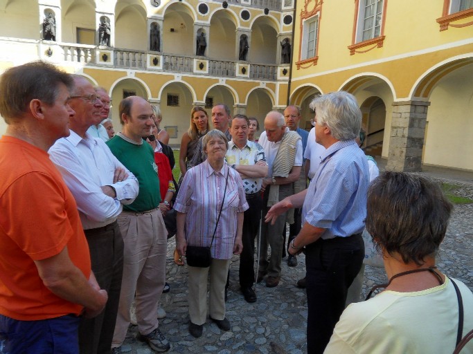 Gruppe lauscht den Erklärungen des Hofburg-Leiters, 6. August 2009 um 10:08 Uhr