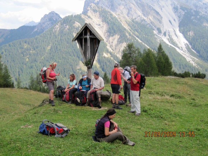 Foto: Rast vor Aufstieg zum Roßkopf bei einem Kreuz bei der Postmeisteralm