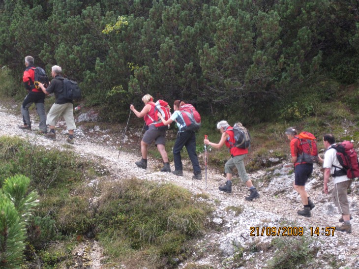 Foto: So werden Blinde bei steilem Aufstieg (zum Roßkopf) geführt!