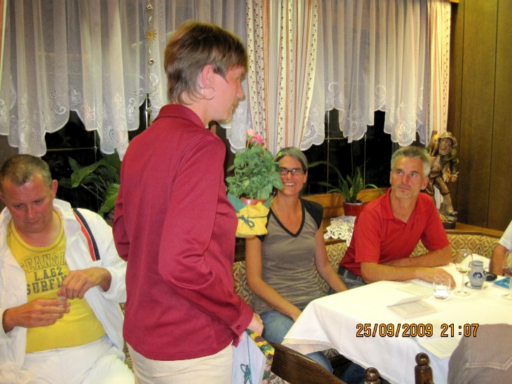 Foto: Johanna dankt im Namen der Gruppe unseren Organisatoren Ursula und Franz